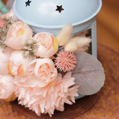 فانوس مزين بالورد الصناعي