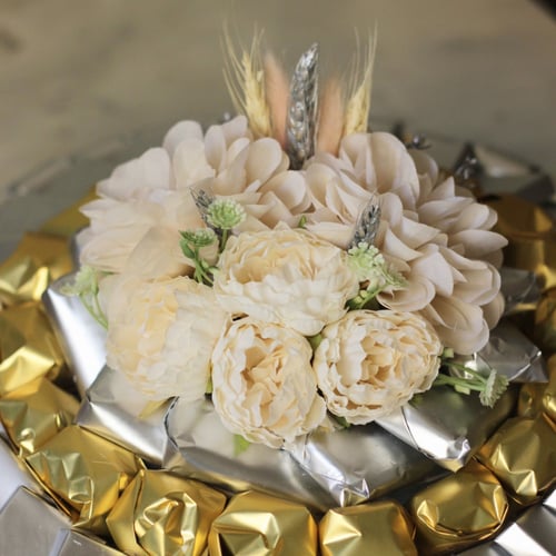 تنسيق ورد صناعي على صينيه