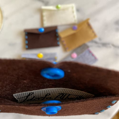 محفظه صغيره مقاس(5,50*8,50سم) صناعه يدويه لون بني+...