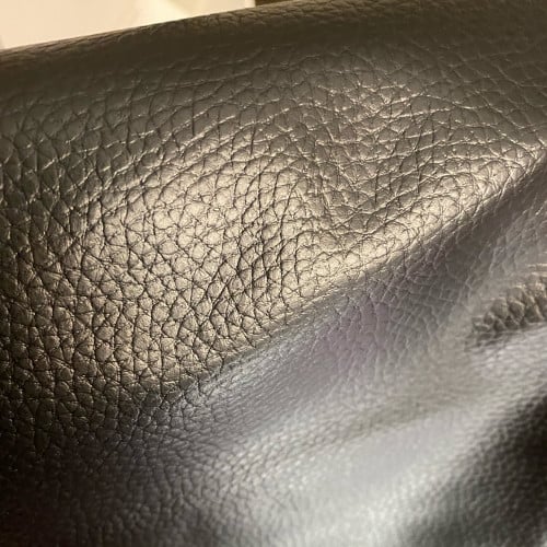 قماش جلد لون أسود قياس(70*50سم تقريبًا)