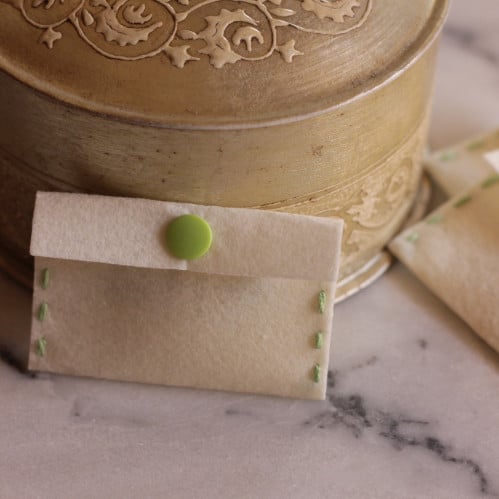 محفظه صغيره مقاس(5,50*8,50سم) صناعه يدويه لون بيج+...