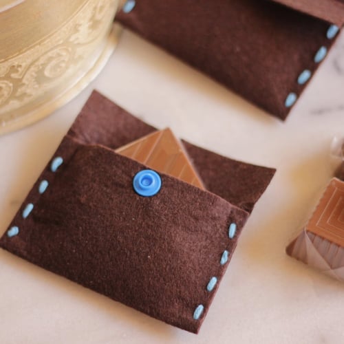 محفظه صغيره مقاس(5,50*8,50سم) صناعه يدويه لون بني+...