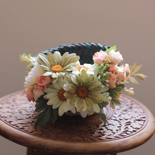 سله خوص بتزين ورد صناعي