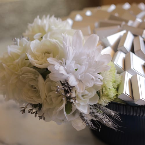 تنسيق ورد صناعي ومجفف على صينيه