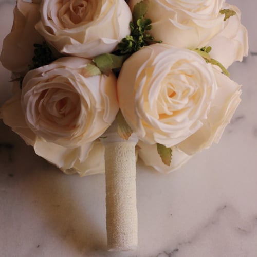 مسكة عروس لطيفه(13) بالورد الصناعي