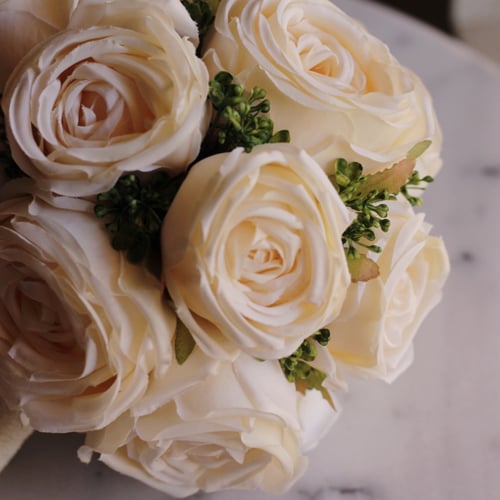 مسكة عروس لطيفه(13) بالورد الصناعي