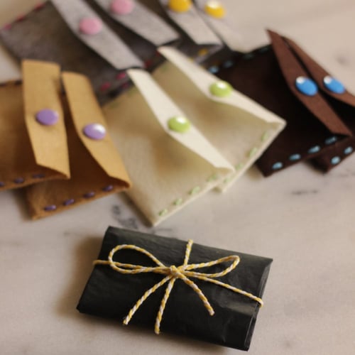 محفظه صغيره مقاس(5,50*8,50سم) صناعه يدويه لون بيج+...