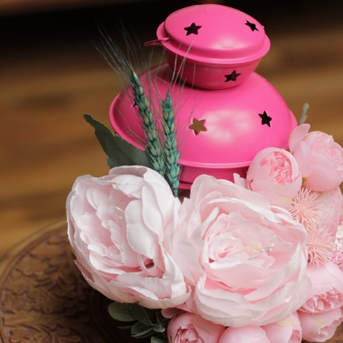 فانوس مزين بالورد الصناعي