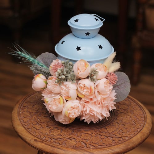 فانوس مزين بالورد الصناعي