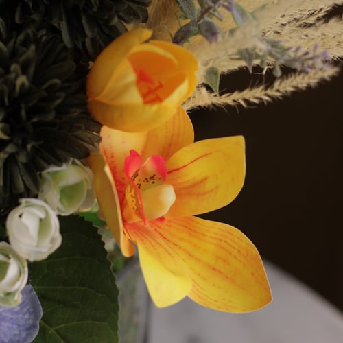 باقة ورد بمزهرية شفافه