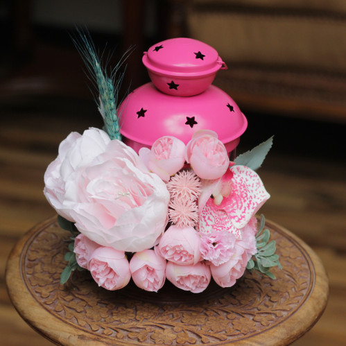 فانوس مزين بالورد الصناعي