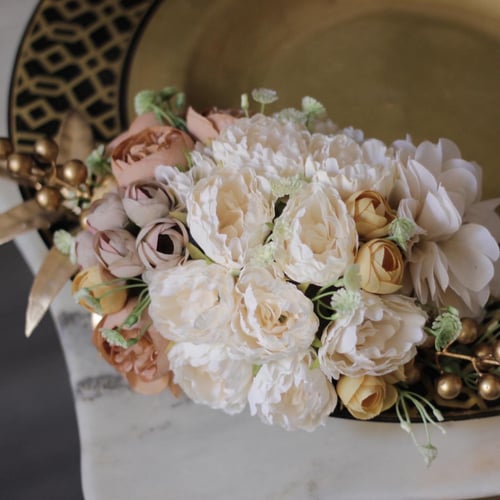 تنسيق ورد صناعي على صينيه