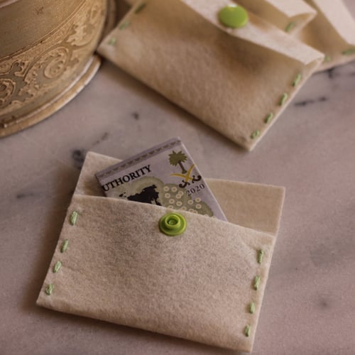 محفظه صغيره مقاس(5,50*8,50سم) صناعه يدويه لون بيج+...