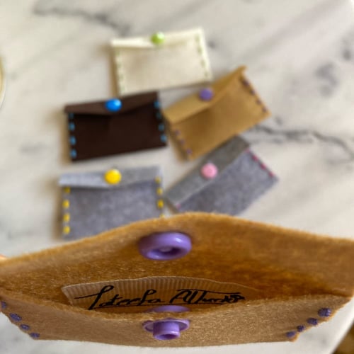 محفظه صغيره مقاس(5,50*8,50سم) صناعه يدويه لون بيج+...