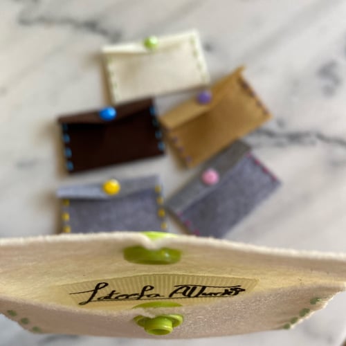 محفظه صغيره مقاس(5,50*8,50سم) صناعه يدويه لون بيج+...