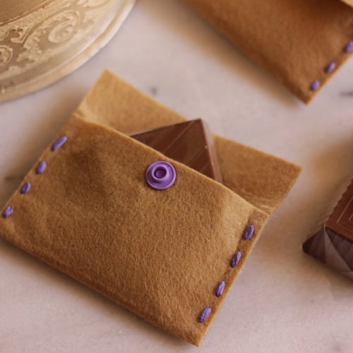 محفظه صغيره مقاس(5,50*8,50سم) صناعه يدويه لون بيج+...