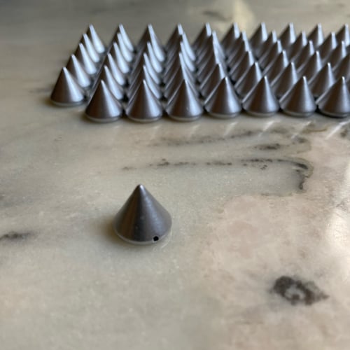 اكسسوار شكل هرمي لون فضي(العدد:60حبه) (القياس:1سم)