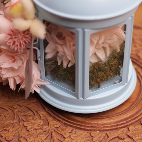 فانوس مزين بالورد الصناعي