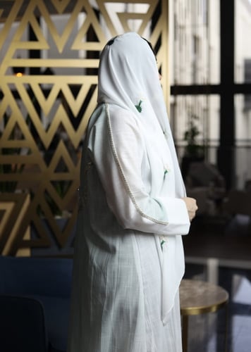 عباية الجناح بدرجات لونية لطيفة