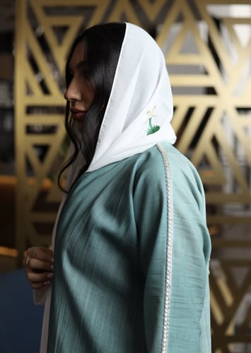 عباية الجناح بدرجات لونية لطيفة