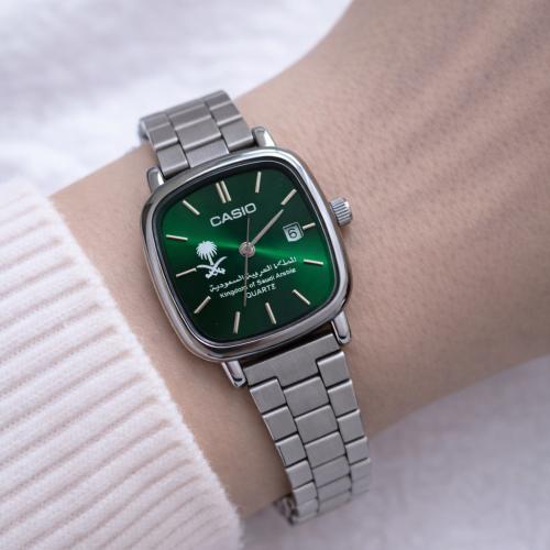 ساعة كاسيو casio MTP مربع اخضر بشعار سيفين ونخلة