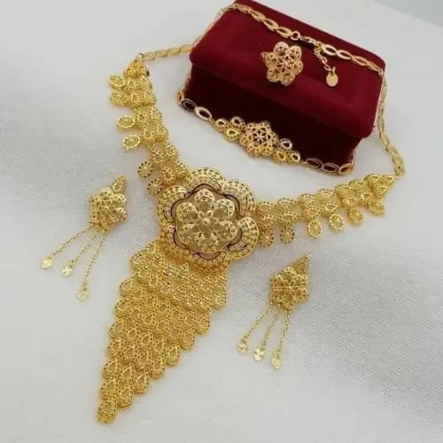 اطقم مطلية بماء الذهب