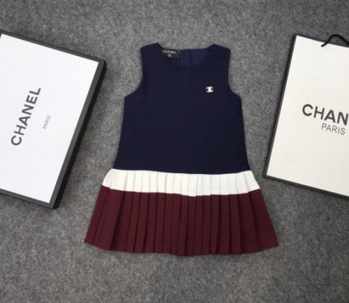 فستان شانيل مزين ببروش علامة شانيل