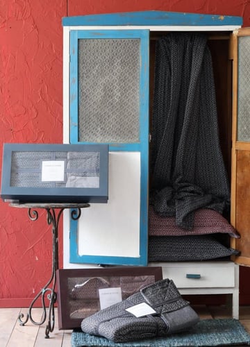 طقم بطانية خفيفة Brooks لون أحمر