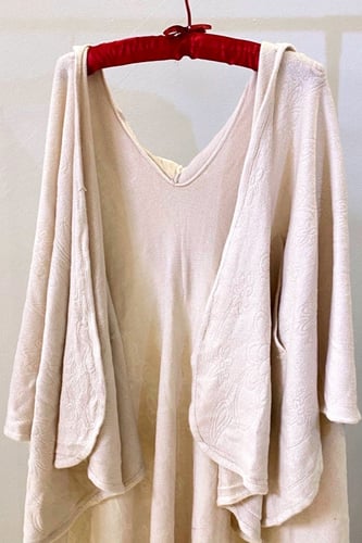 رداء بقبعة مع جيوب وبروش أنيق وعملي.