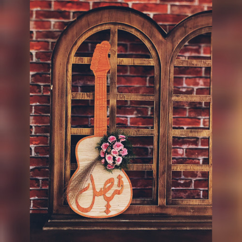 قيتار مع مكان مخصص للهدية