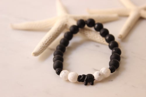 اسوره بحجر اسود وابيض مع تعليقه الفيل بالاسود المط...