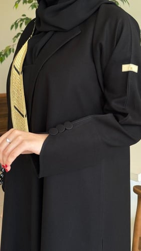 عبايه ملكيه لون ذهبي