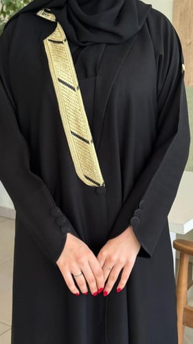 عبايه ملكيه لون ذهبي