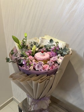 باقة ورد و كيك بيرثداي