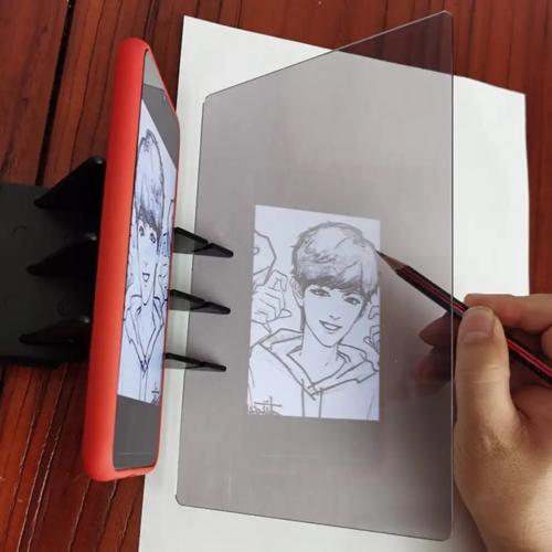 مراة رسم