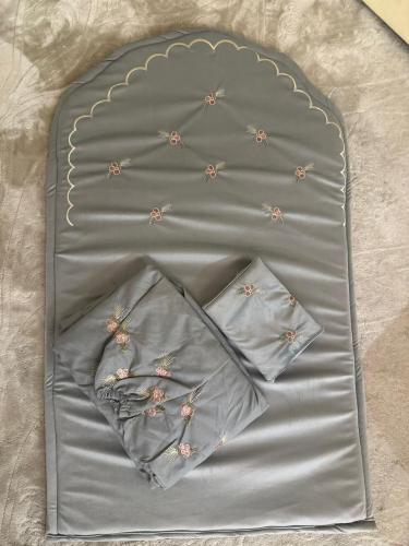 طقم الزهور رصاصي