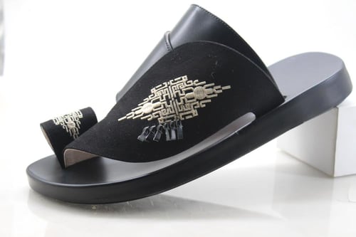 حذاء شرقي مطرز اسود