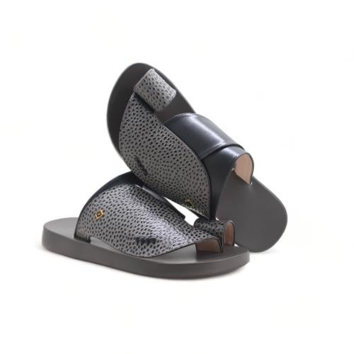 حذاء رصاصي نقش