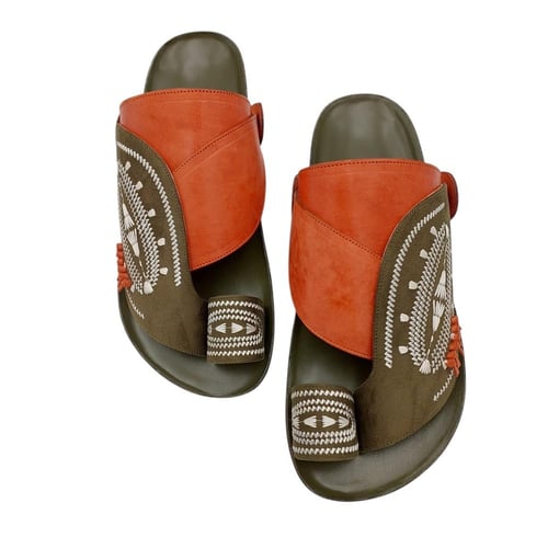 حذاء شرقي محفور مخمل مطرز زيتي غامق