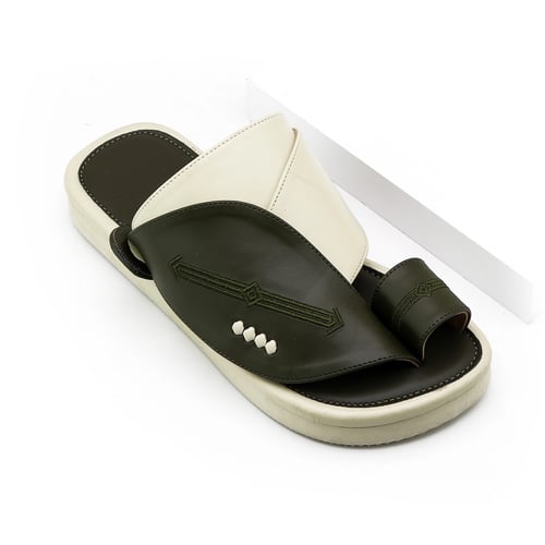 حذاء شرقي مطرز