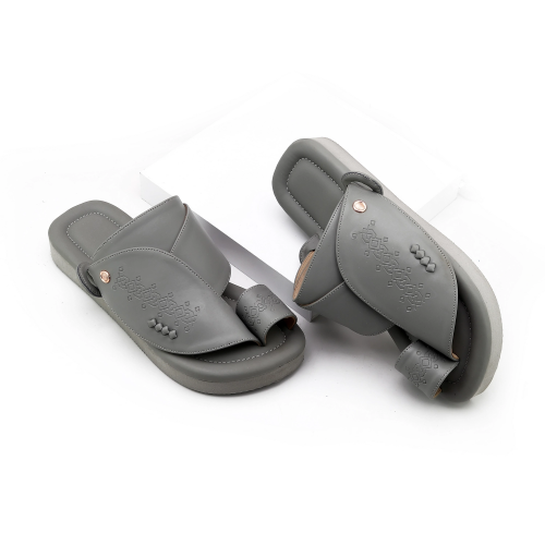 حذاء شرقي مطرز ليز