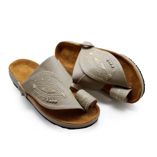 حذاء شرقي مطرز