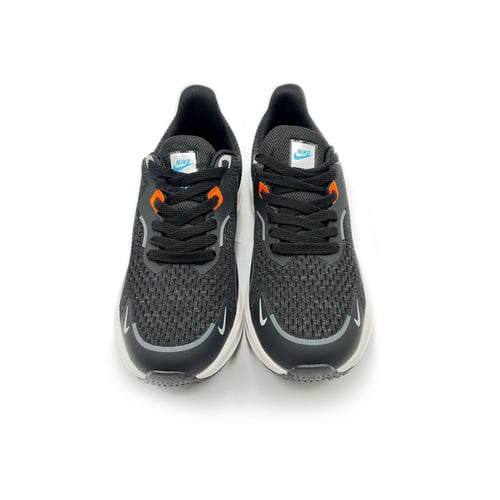 حذاء رياضي لون أسود