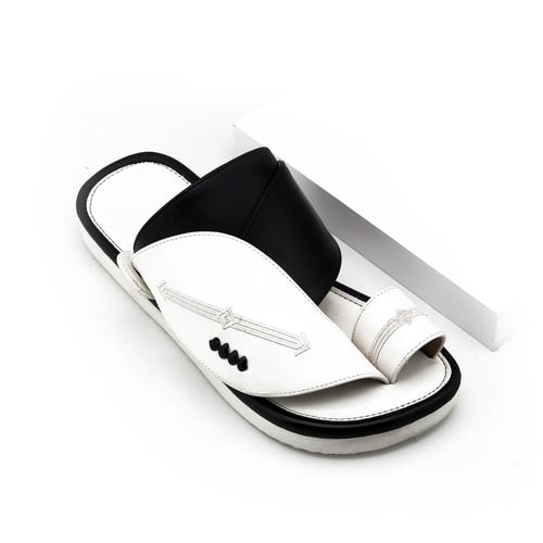 حذاء شرقي مطرز