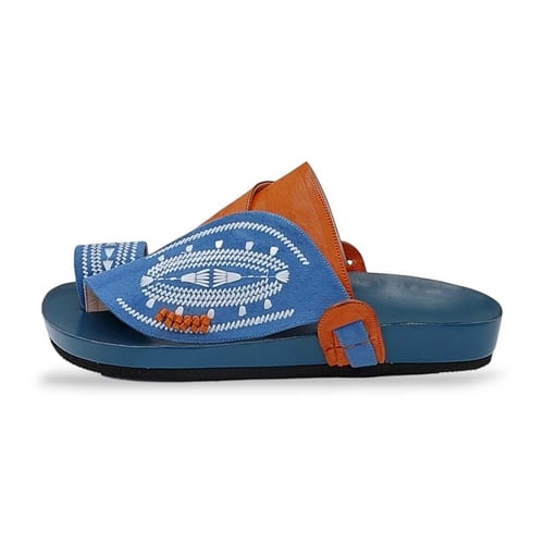 حذاء شرقي وطني طبي مخمل مطرز سماوي