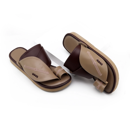 حذاء شرقي مطرز