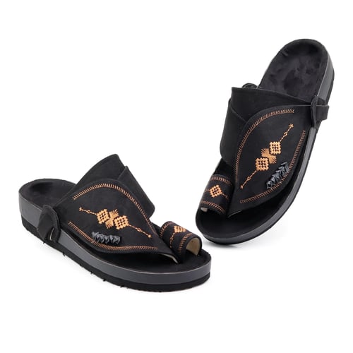 حذاء مخمل اسود