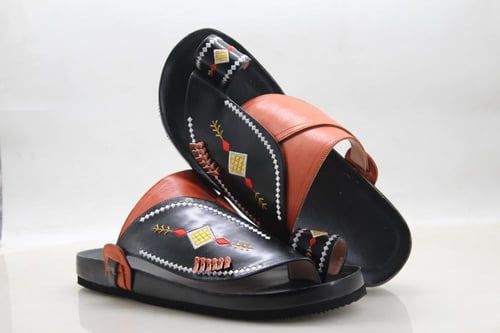 حذاء شرقي مطرز اسود