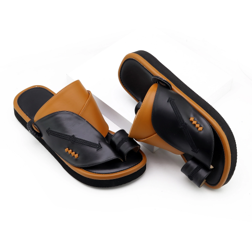 حذاء شرقي مطرز