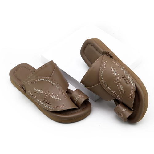 حذاء شرقي مطرز